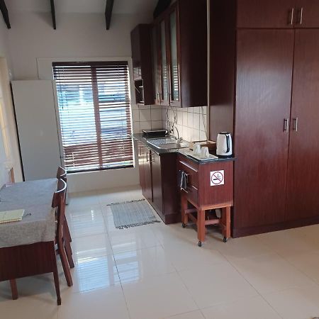 Summerstrand Self Catering For Two Port Elizabeth Bagian luar foto
