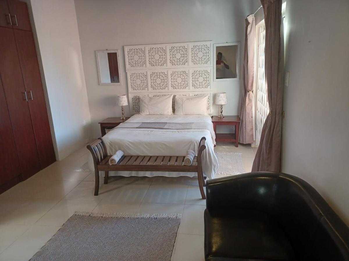 Summerstrand Self Catering For Two Port Elizabeth Bagian luar foto