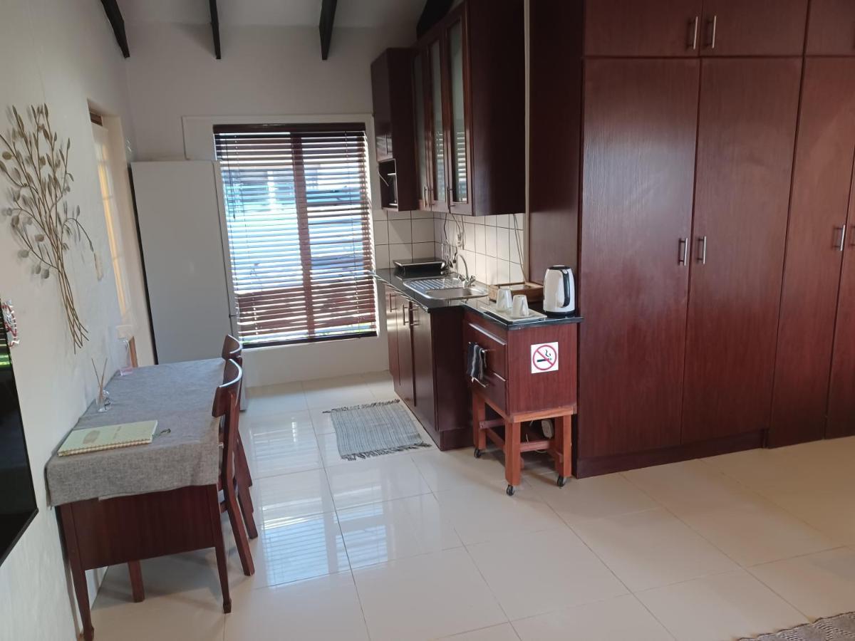 Summerstrand Self Catering For Two Port Elizabeth Bagian luar foto