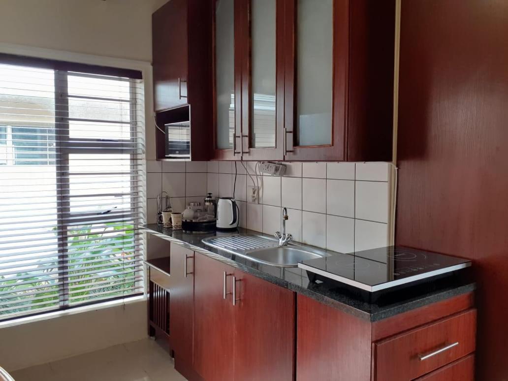 Summerstrand Self Catering For Two Port Elizabeth Bagian luar foto