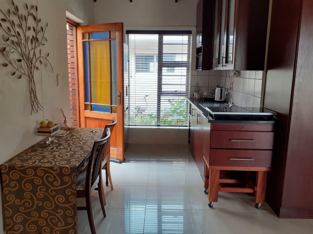 Summerstrand Self Catering For Two Port Elizabeth Bagian luar foto